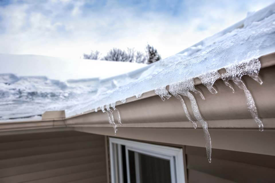 ice dams forms in gutter of roof